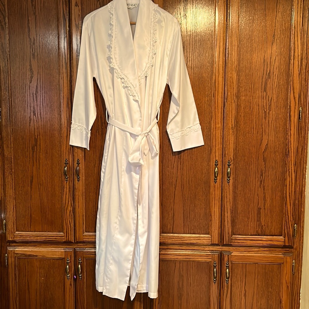 Priamo White Robe.